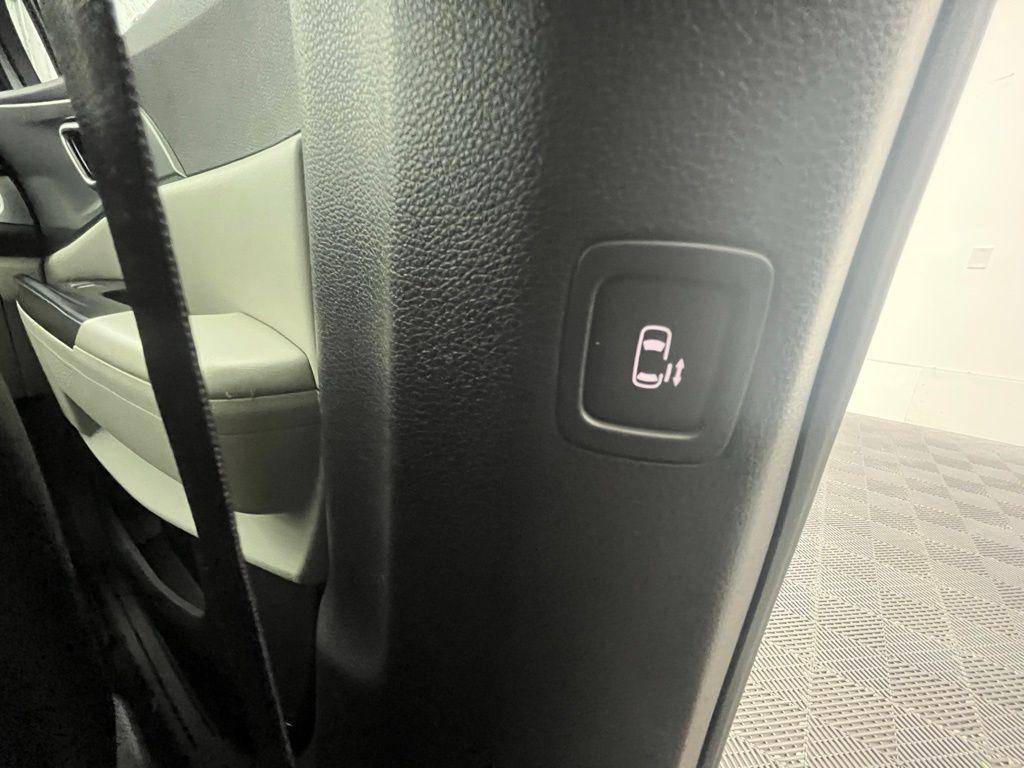 used 2024 Kia Carnival car, priced at $30,652