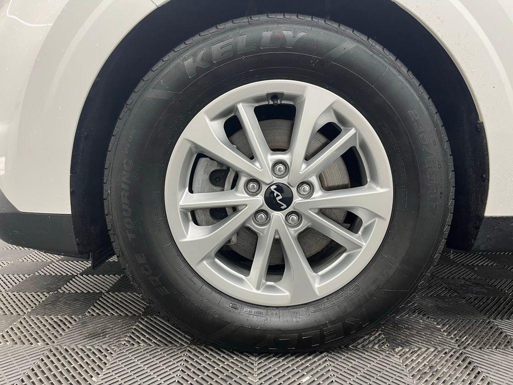 used 2024 Kia Carnival car, priced at $30,652
