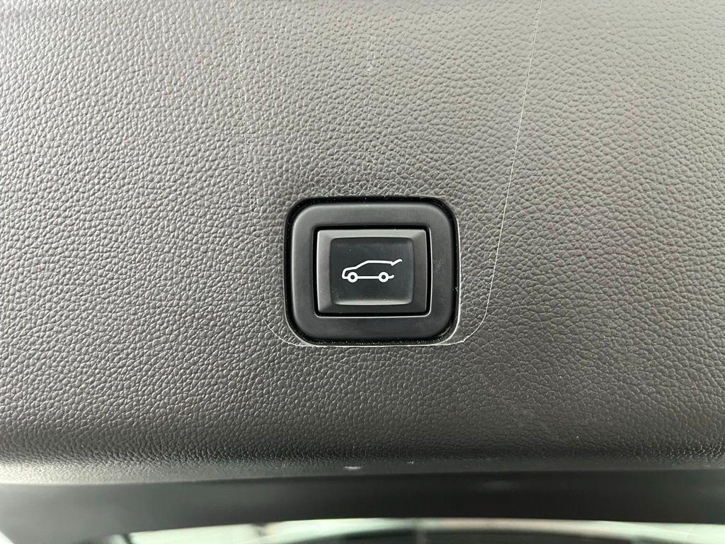 used 2022 Chevrolet Traverse car, priced at $28,257