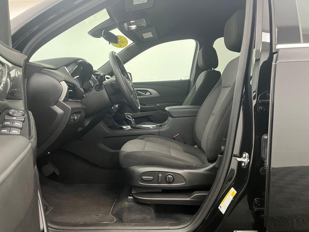 used 2023 Chevrolet Traverse car, priced at $31,498
