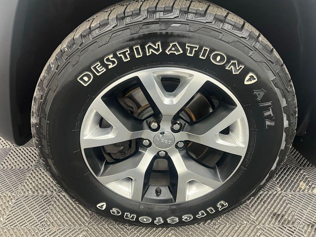 used 2015 Jeep Cherokee car, priced at $11,495