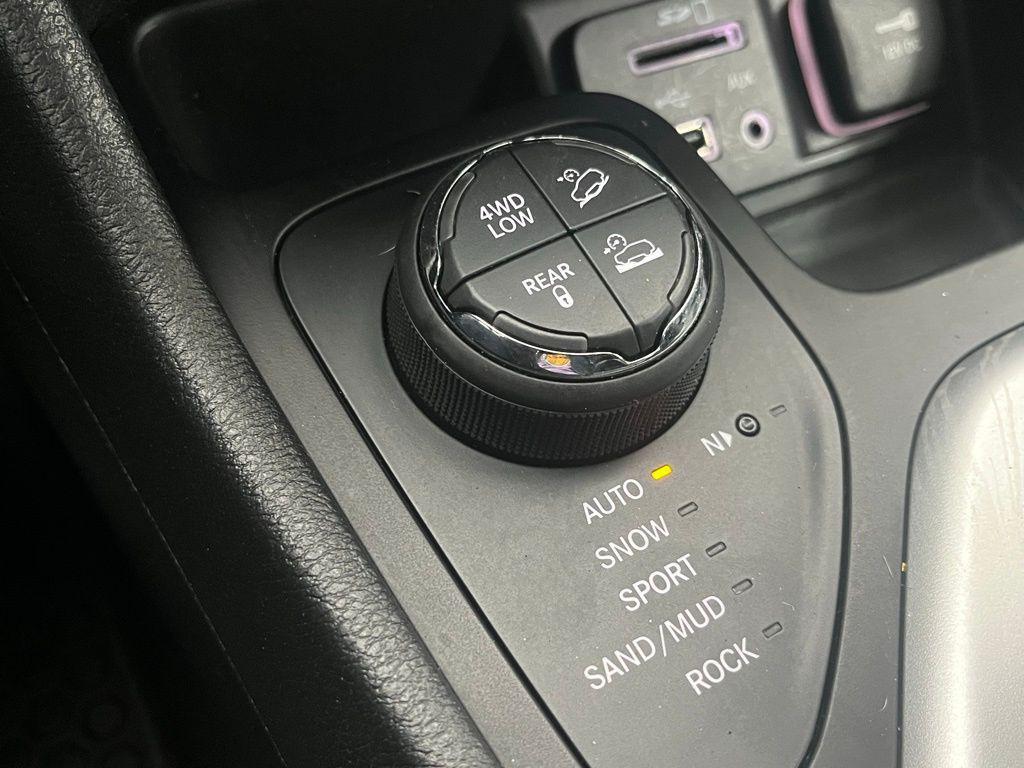 used 2015 Jeep Cherokee car, priced at $11,495