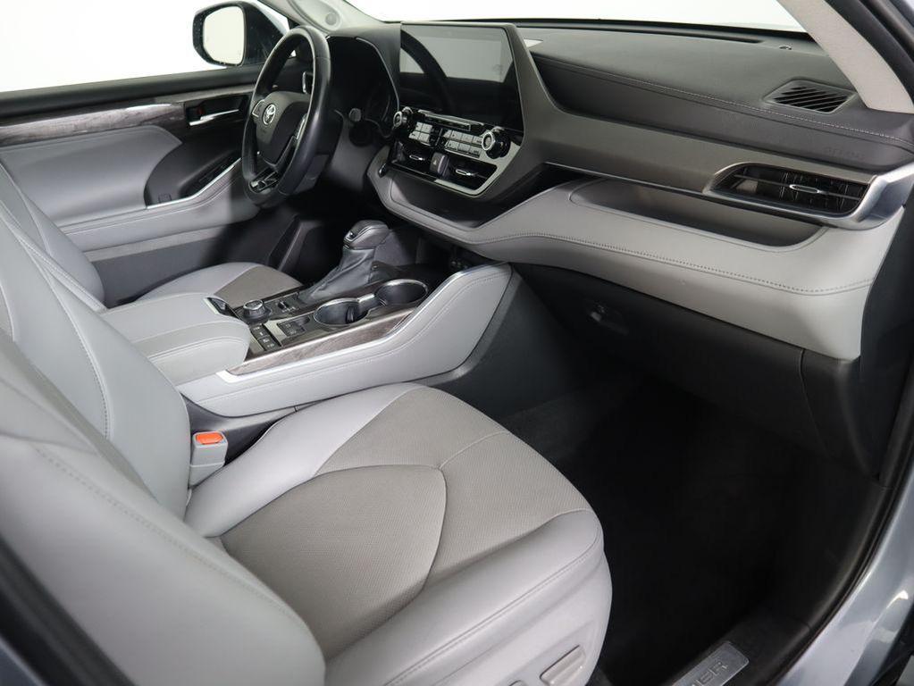 used 2021 Toyota Highlander car, priced at $35,999