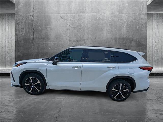 used 2022 Toyota Highlander car, priced at $33,984