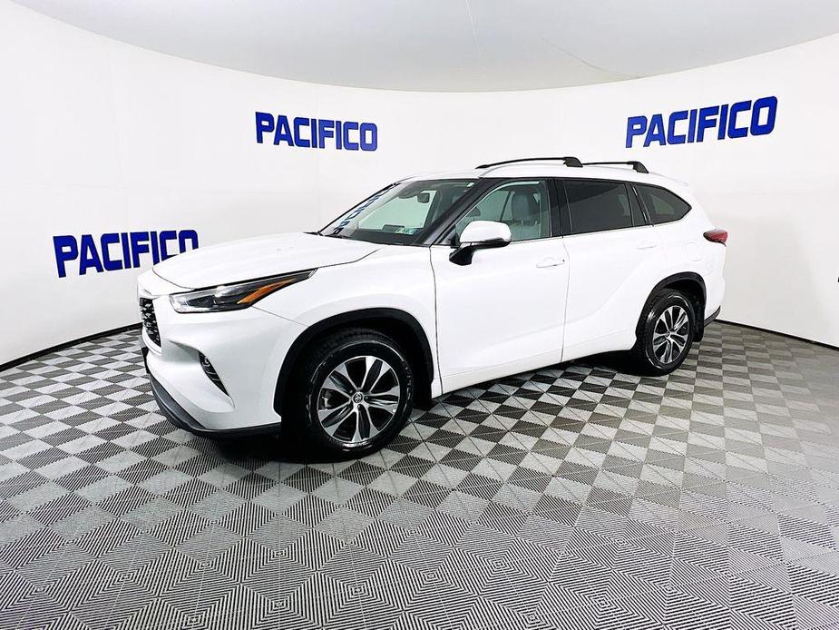 used 2022 Toyota Highlander car, priced at $39,499