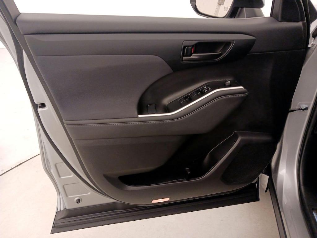 used 2023 Toyota Highlander car, priced at $32,998