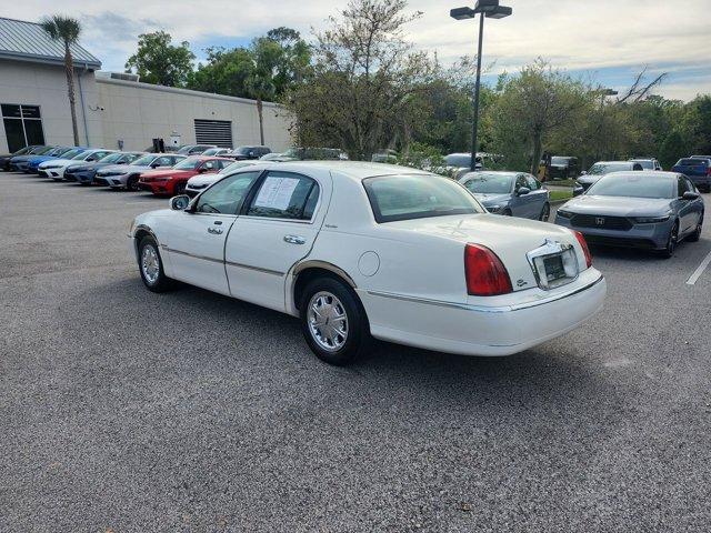 used 2002 Lincoln Town Car car, priced at $4,999