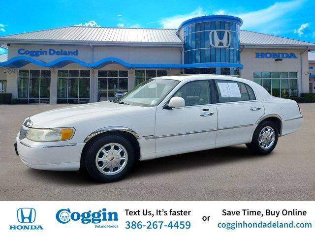 used 2002 Lincoln Town Car car, priced at $6,299