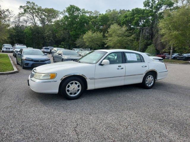used 2002 Lincoln Town Car car, priced at $5,899