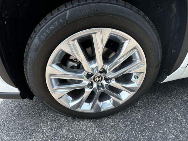 used 2023 Toyota Highlander Hybrid car, priced at $37,599