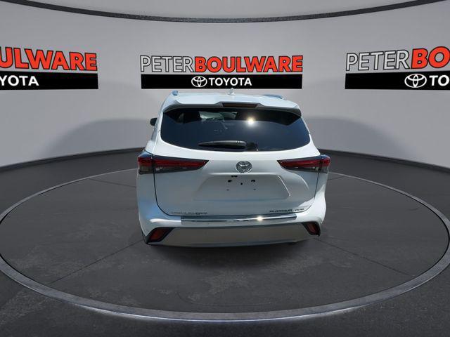 used 2022 Toyota Highlander car, priced at $40,404