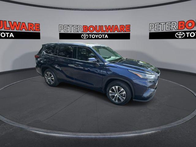 used 2022 Toyota Highlander car, priced at $31,997