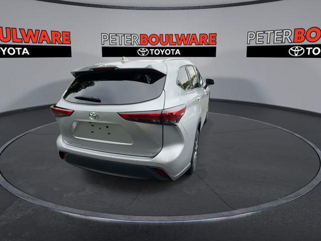 used 2022 Toyota Highlander car, priced at $38,007