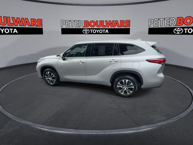 used 2022 Toyota Highlander car, priced at $38,007