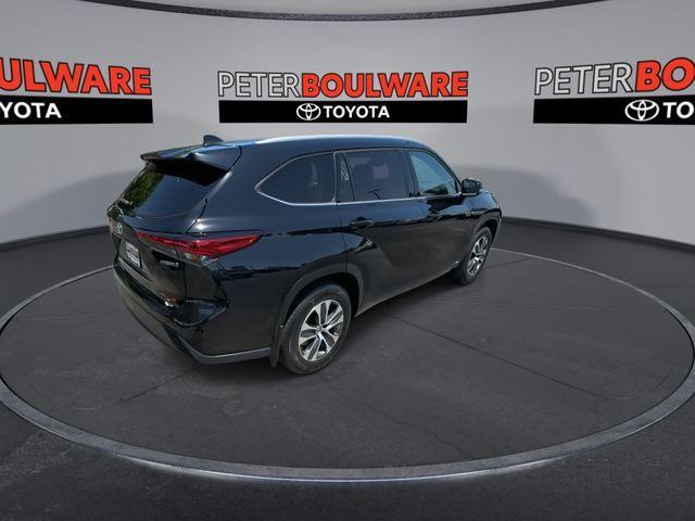 used 2022 Toyota Highlander Hybrid car, priced at $33,769