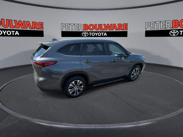used 2023 Toyota Highlander car, priced at $37,267