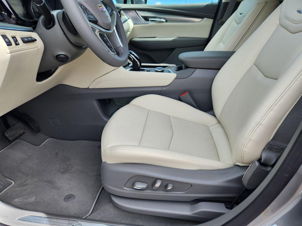 new 2025 Cadillac XT5 car, priced at $57,760