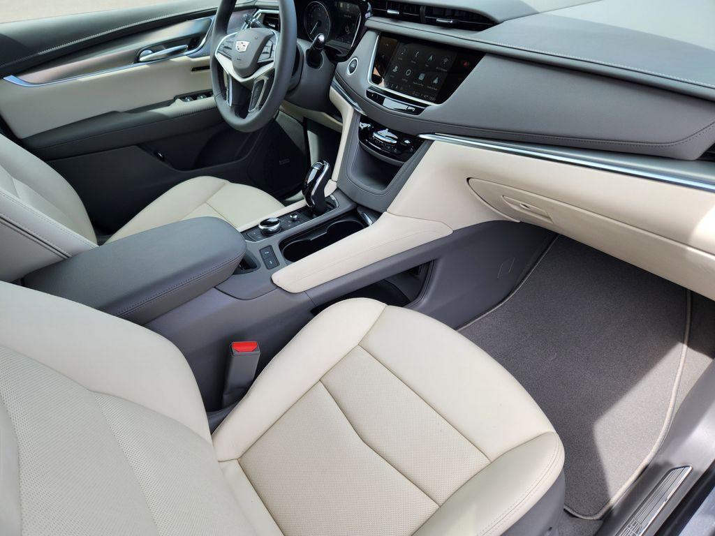 new 2025 Cadillac XT5 car, priced at $57,760