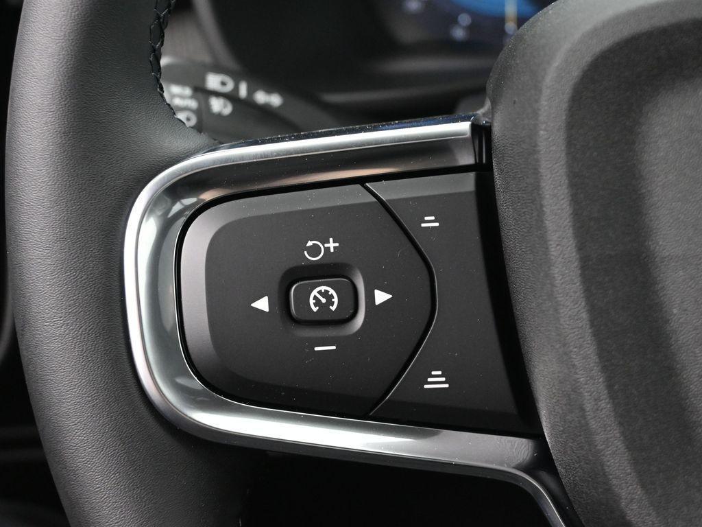 new 2025 Volvo XC40 car, priced at $45,035