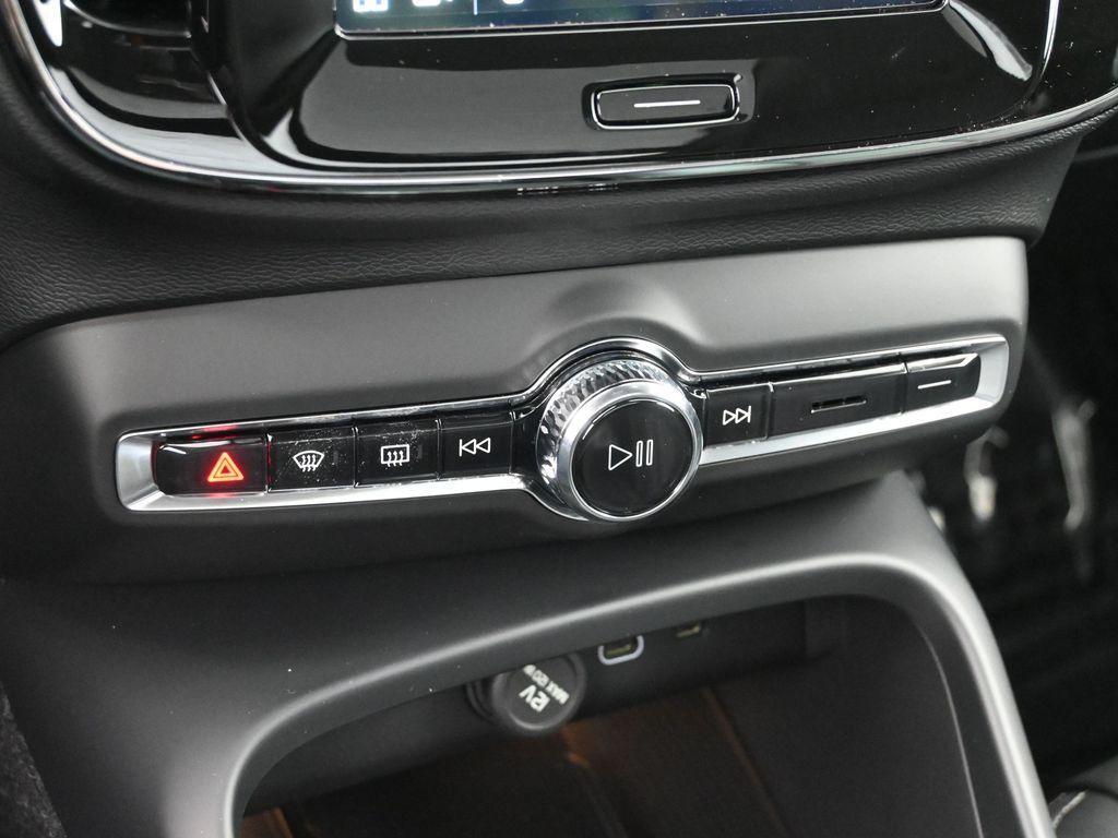 new 2025 Volvo XC40 car, priced at $45,035