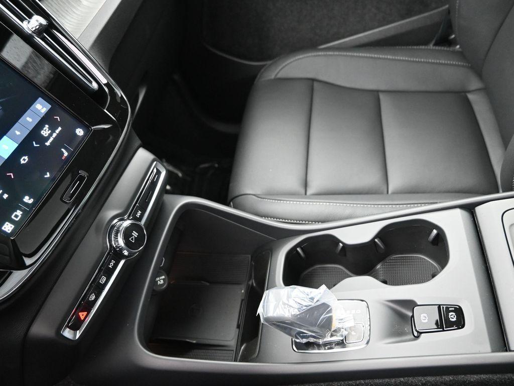 new 2025 Volvo XC40 car, priced at $45,035