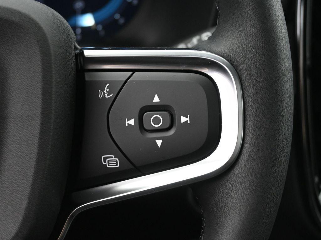 new 2025 Volvo XC40 car, priced at $45,035