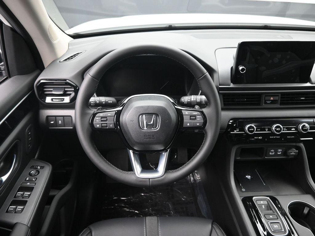 new 2025 Honda Pilot car, priced at $47,550