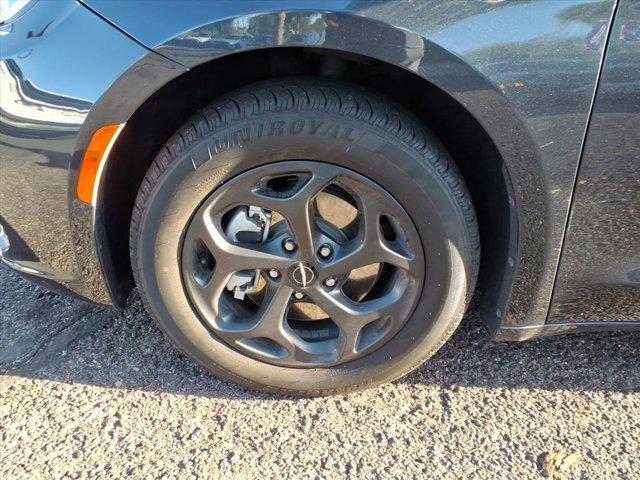 used 2021 Chrysler Pacifica Hybrid car, priced at $23,899