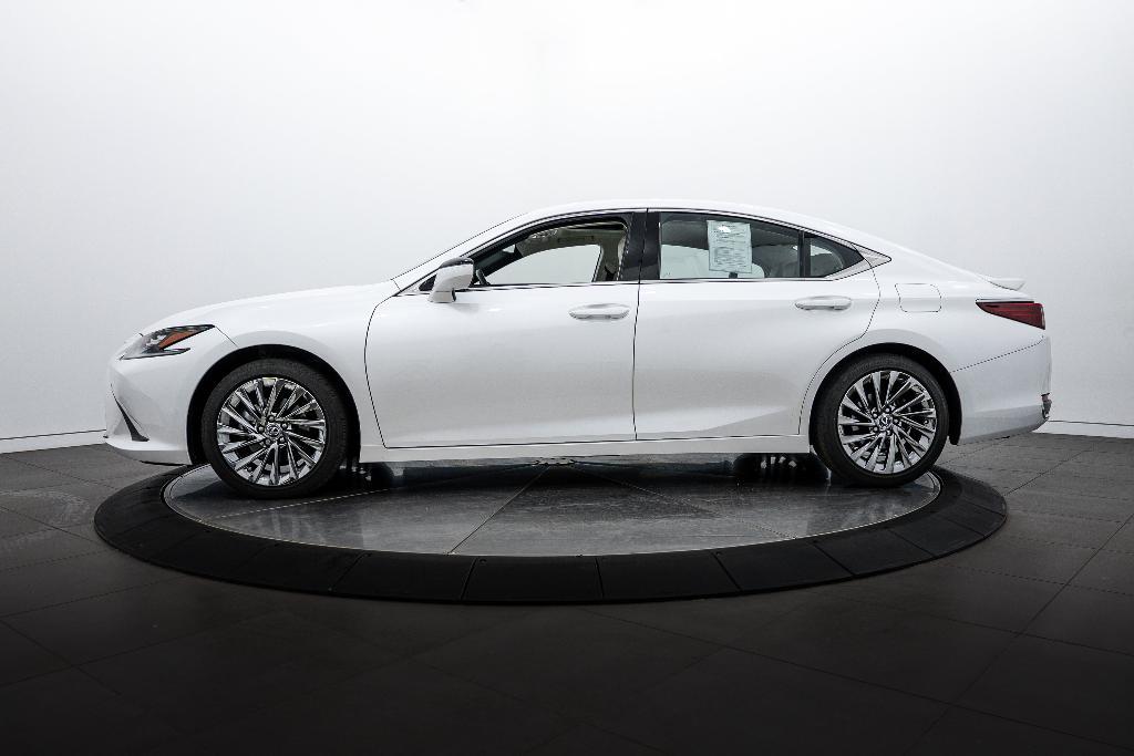 used 2024 Lexus ES 300h car, priced at $43,881