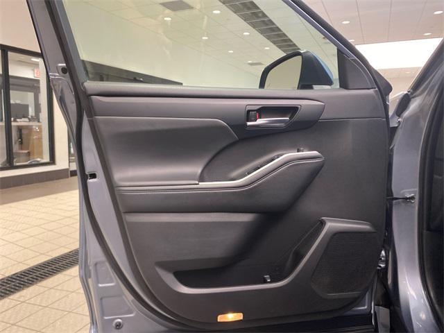used 2022 Toyota Highlander car, priced at $34,513