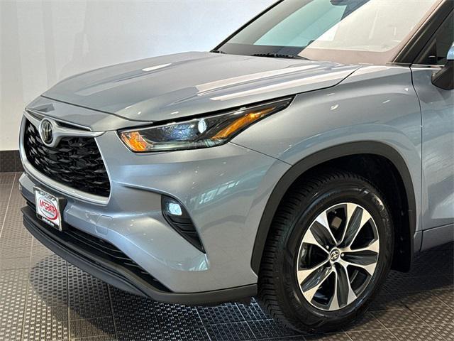 used 2021 Toyota Highlander car, priced at $33,015