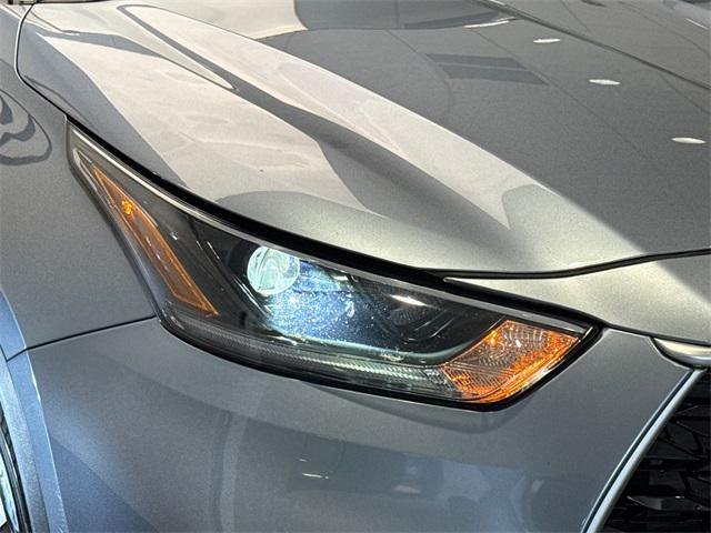 used 2021 Toyota Highlander car, priced at $33,015