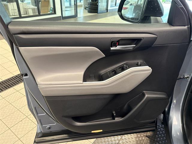 used 2021 Toyota Highlander car, priced at $33,015