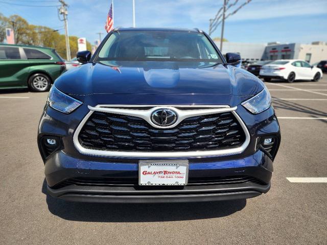 used 2022 Toyota Highlander car, priced at $35,999