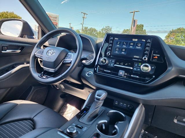 used 2022 Toyota Highlander car, priced at $39,499