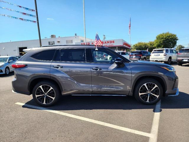 used 2022 Toyota Highlander car, priced at $39,499