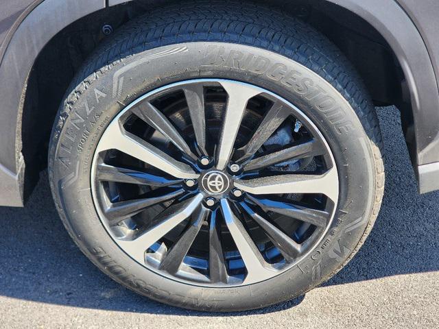 used 2022 Toyota Highlander car, priced at $39,499