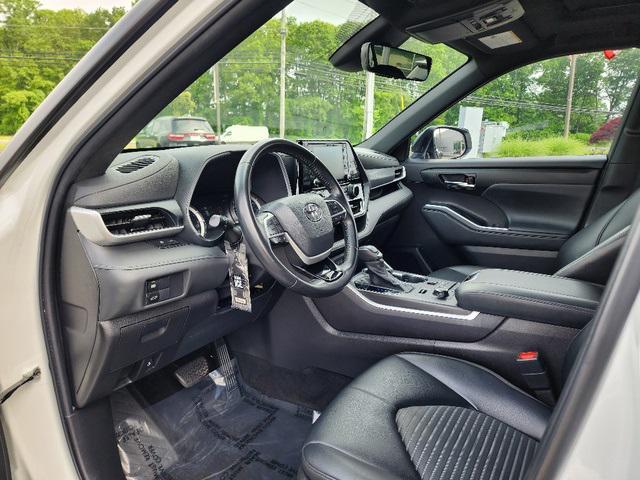 used 2022 Toyota Highlander car, priced at $35,999