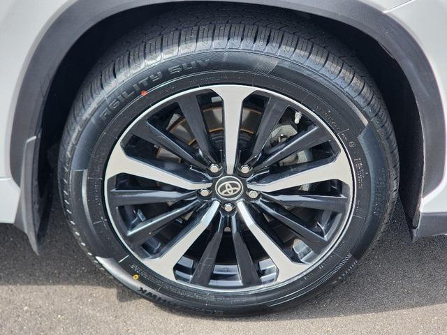 used 2022 Toyota Highlander car, priced at $35,999