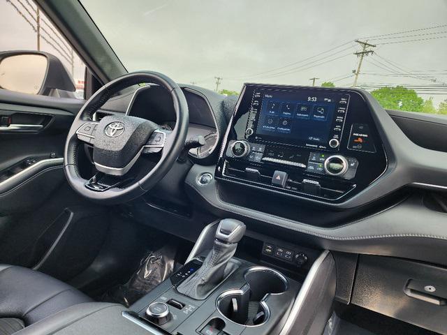 used 2022 Toyota Highlander car, priced at $35,999