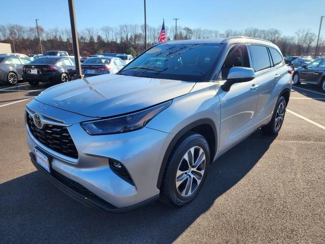 used 2022 Toyota Highlander car, priced at $34,499