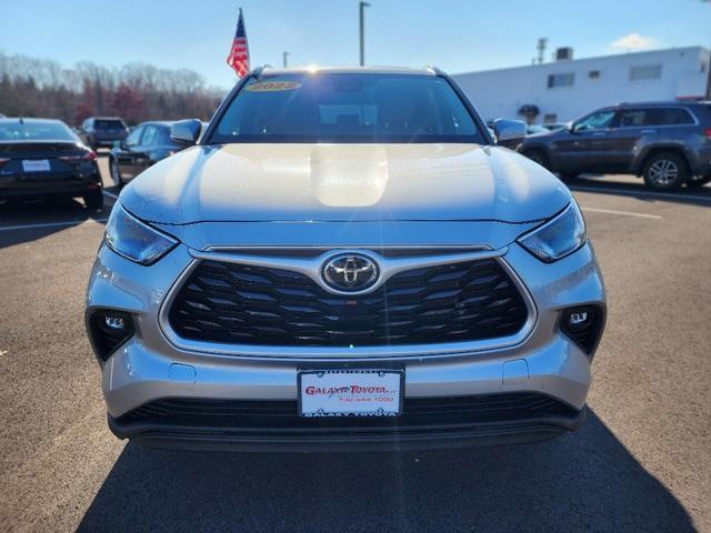 used 2022 Toyota Highlander car, priced at $34,499