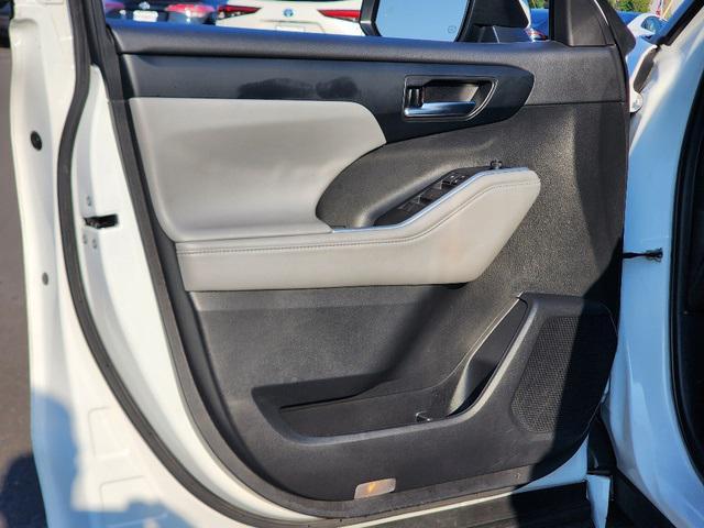 used 2022 Toyota Highlander car, priced at $39,999