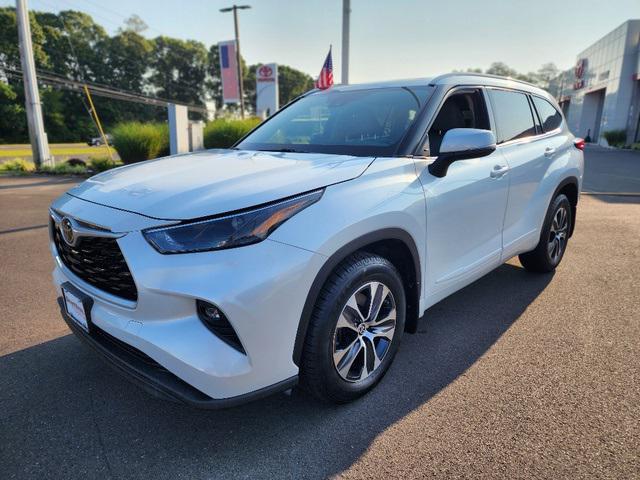 used 2022 Toyota Highlander car, priced at $39,999