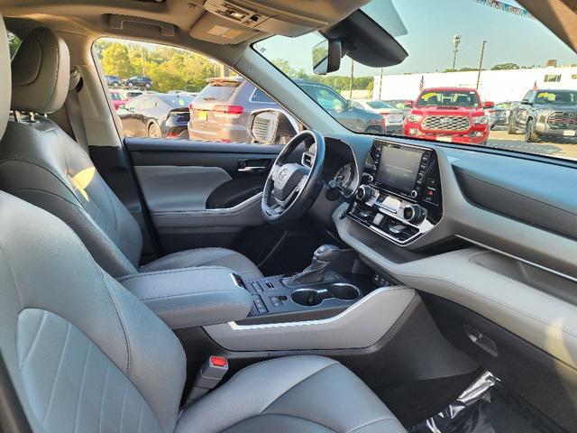 used 2022 Toyota Highlander car, priced at $39,999
