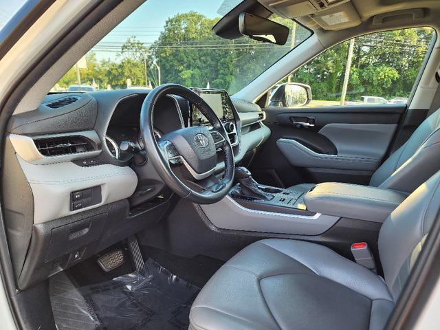 used 2022 Toyota Highlander car, priced at $39,999