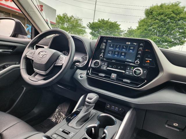 used 2022 Toyota Highlander car, priced at $41,916