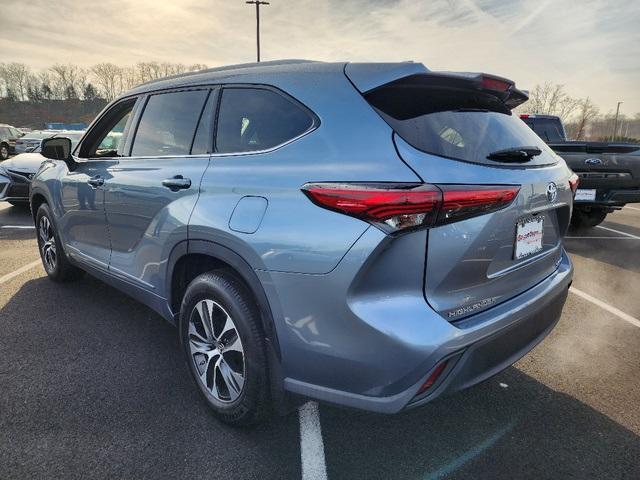 used 2022 Toyota Highlander car, priced at $37,999