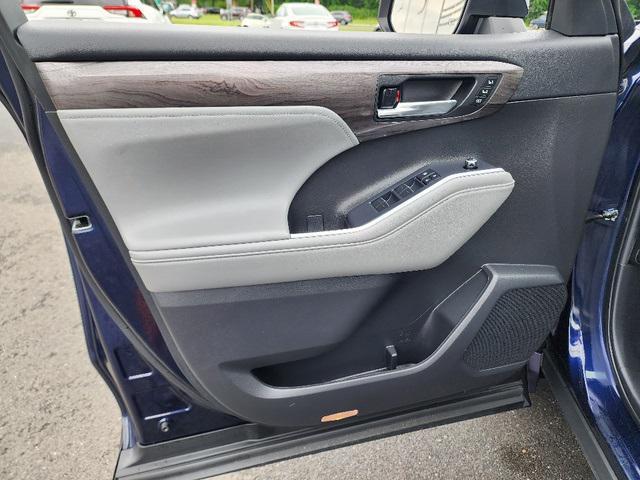used 2022 Toyota Highlander car, priced at $37,499