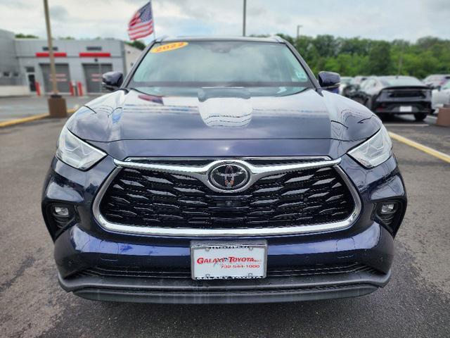 used 2022 Toyota Highlander car, priced at $37,499